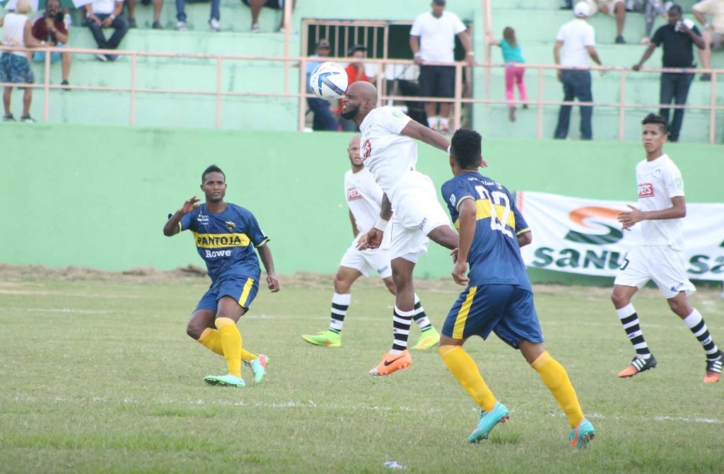 Acción del encuentro que Pantoja domino 2-1 al Moca FC en el estadio Bragañita García